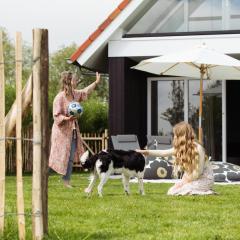 Vakantiehuis aan het water met omheinde tuin