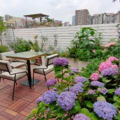 koko's garden and cats --4mins walk from jingjusi metro st ation, English-speaking service