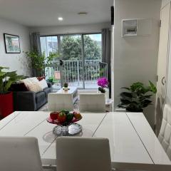 Apartment in central Auckland -Free Carpark & pool