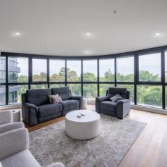 Luxury Melbourne 4 Bed Apt - Pool and Parking