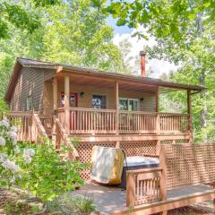 Charming Fox Den Cabin in Whittier with Hot Tub!