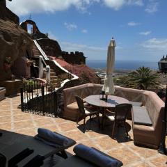 Castillo Lanzarote Villa Sophie - Luxury Villa -Sleep in a volcanic cave with heated pool