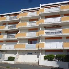 Appartement T2 lumineux 51m², centre-ville, près des plages, parking, terrasse - FR-1-71-105