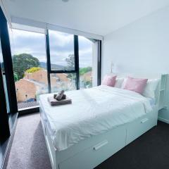 The Metropol 2BR Apt, In the heart of CBD 2b1b1c, Free parking, Wi-Fi