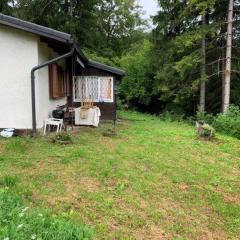 Kleines Ferienhaus im Gebirge beim Bahnhof