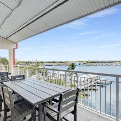 Downtown 4x4 Waterfront Penthouse Pool Dock Pet