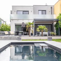 Luxury Vienna 6BR-4BA Villa with Private Pool & Sauna - Pets allowed