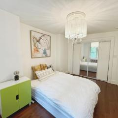 A bright and tidy double-bed room in midtown