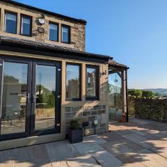 Lane End Cottage Holmfirth - Panoramic Views, Modernised with offroad parking