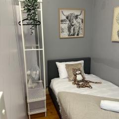 Cozy Single Room - Seconds to Central Station - Nearby CBD USYD UTS - Shared Bathroom