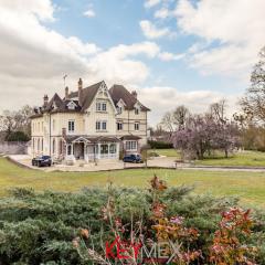 APPARTEMENT CHESTERFIELD SPACIEUX DANS CHATEAU CALME PARKING privé