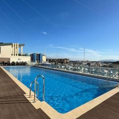 Luxury 1 bed with Pool and Sea Views