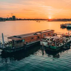 Casey's Lake View House Boat