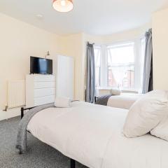 Shirley House 5, Guest House, Self Catering, Self Check in with smart locks, use of Fully Equipped Kitchen, close to City Centre, Ideal for Longer Stays and Fawley contractors