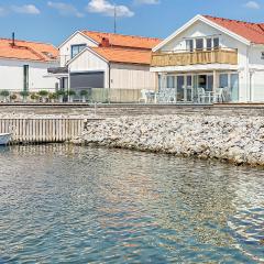 Stunning Apartment In Rönnäng With House Sea View