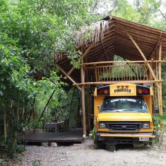 Caravana junto al río en la huasteca potosina