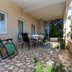 Strandnahe Ferienwohnung Jure mit großer Terrasse