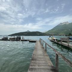 Appartement Le Beach du Lac d'Annecy avec les pieds dans l eau, plage et ponton privé