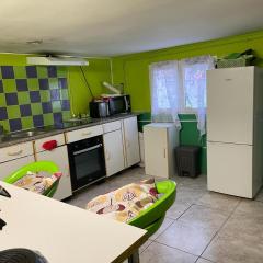 Logement entrée indépendant, sous sol éclairé, cuisine, SDB WC, jardin