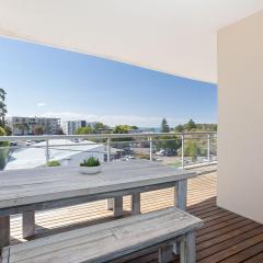 Cote D'Azure, 13 61 Donald Street - Lovely unit air con, Wi-Fi, secure parking, complex lift and pool