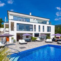 Villa White Pearl Diamond, Opatija mit Meerblick & Pool