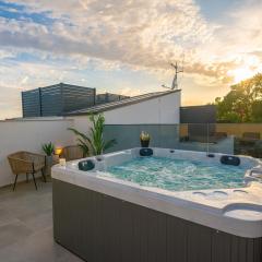 "Golden Sky" Baby Villa with Jacuzzi