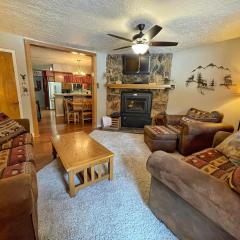 Valley Condo 120 - Creekside - WiFi - Pet Friendly - Hot Tub - Fireplace - Washer - Dryer - Playground