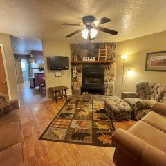 Valley Condo 122 - Creekside - WiFi - Hot Tub - Fireplace - Washer - Dryer - Playground