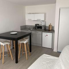 Duplex rénové T2, 30.68m², parking privé, à 2 min de la mer - FR-1-646-70