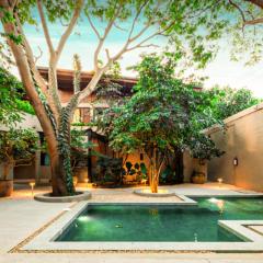 Welcome to Paradise - Luxurious 2 Bedroom Oasis with Pool and Lush Tropical Garden