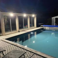 Chambre avec vue sur le marais et la piscine