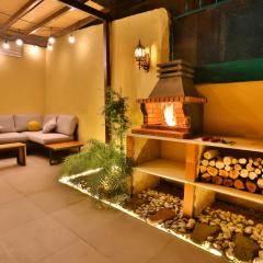 Charm Vintage Achrafieh Apt with Garden Pizza Oven BBQ Hottub