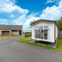 Chalet on a luxury campsite near the sea