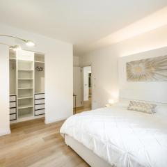 Elegant Pied-à-Terre - Free WiFi, Private Parking & Air Conditioning