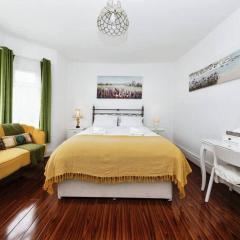 Your Chic 3BR Home Comfort and Style in London