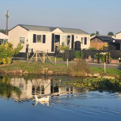 Chalet Sea-renity Lakeside met jacuzzi