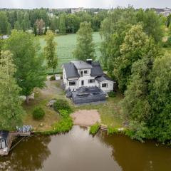 Villa Gaia - Luxury villa with jacuzzi and beach next to trainstation 10 minutes to Tampere city! 1,5 hours to Helsinki