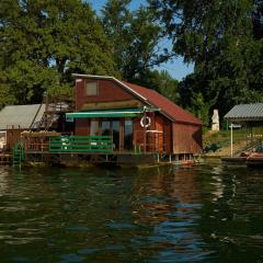 Homey house boat, great location