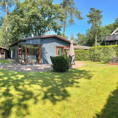 Dubbele chalet op recreatiepark Topparken op de Veluwe in Beekbergen met grote vrije tuin en eigen parkeerplaats