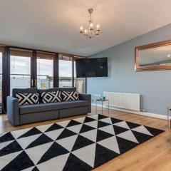 City Hall Penthouse Duplex - Incredible Views & Sleeps 8 & Balcony & Very Modern and spacious