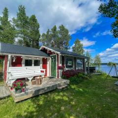 Laplandliv cabin on the lake with hottub