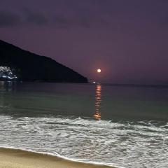 Desfrute bons momentos na praia Martim de Sá Pé na areia Aceitamos Pet pequeno porte