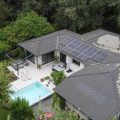 Villa piscine privée en écrin de verdure