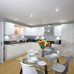 Gorgeous 2 Bed 2 Bath Flat and Parking by CozyNest