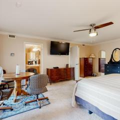 Country Club Living - Suite 2