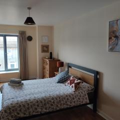 Swallows Nest - spacious bright double bedroom with ensuite bathroom