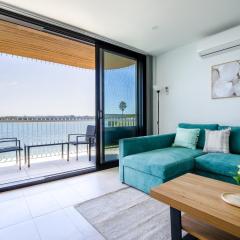 Stunning 1-Bed Bayside Apartment with Superb Views