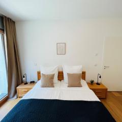 Berlin Mitte: modern bedroom / ensuite bath