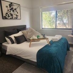 Modern Cottage near Morwell CBD, Queen Beds, Netflix & free Wifi