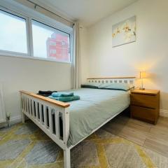 Spacious double bedroom with private bathroom ensuite in London Canary Wharf E14, only 1 stop to Excel and O2 for short or long let in London Canary Wharf, less than an hour from Heathrow, Stansted and Gatwick airport